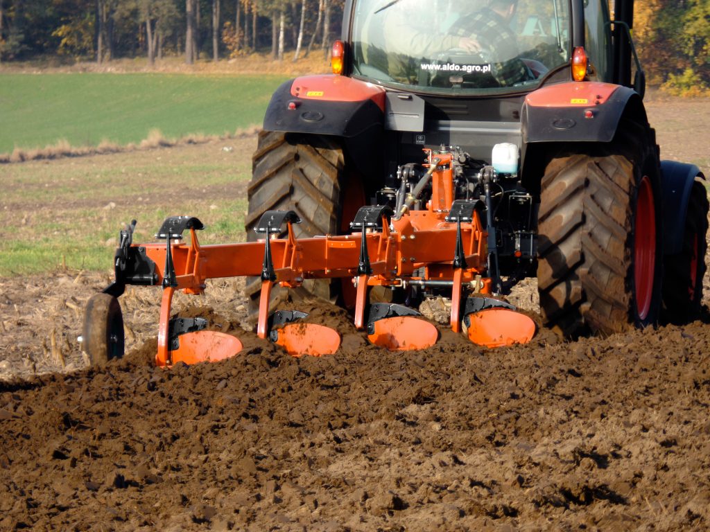 Kopia Pług zawieszany zagonowy Kubota CM1005